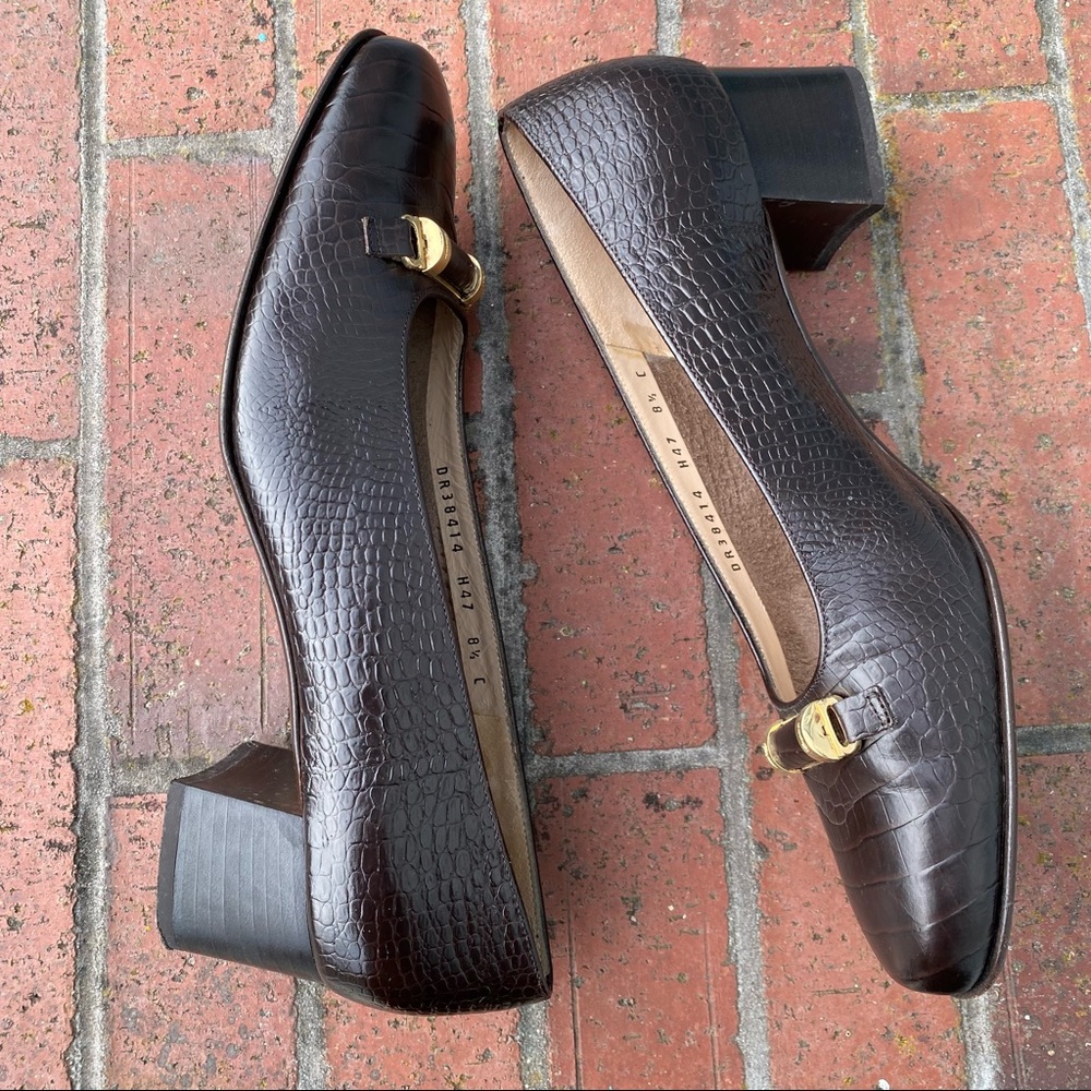 Ferragamo dark brown embossed leather pumps with hardware detail size 8.5 - Picture 4 of 6